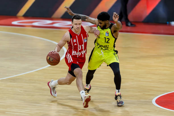 鹈鹕队经过 鹈鹕队经过