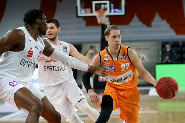 育竞技场上 育竞技场上